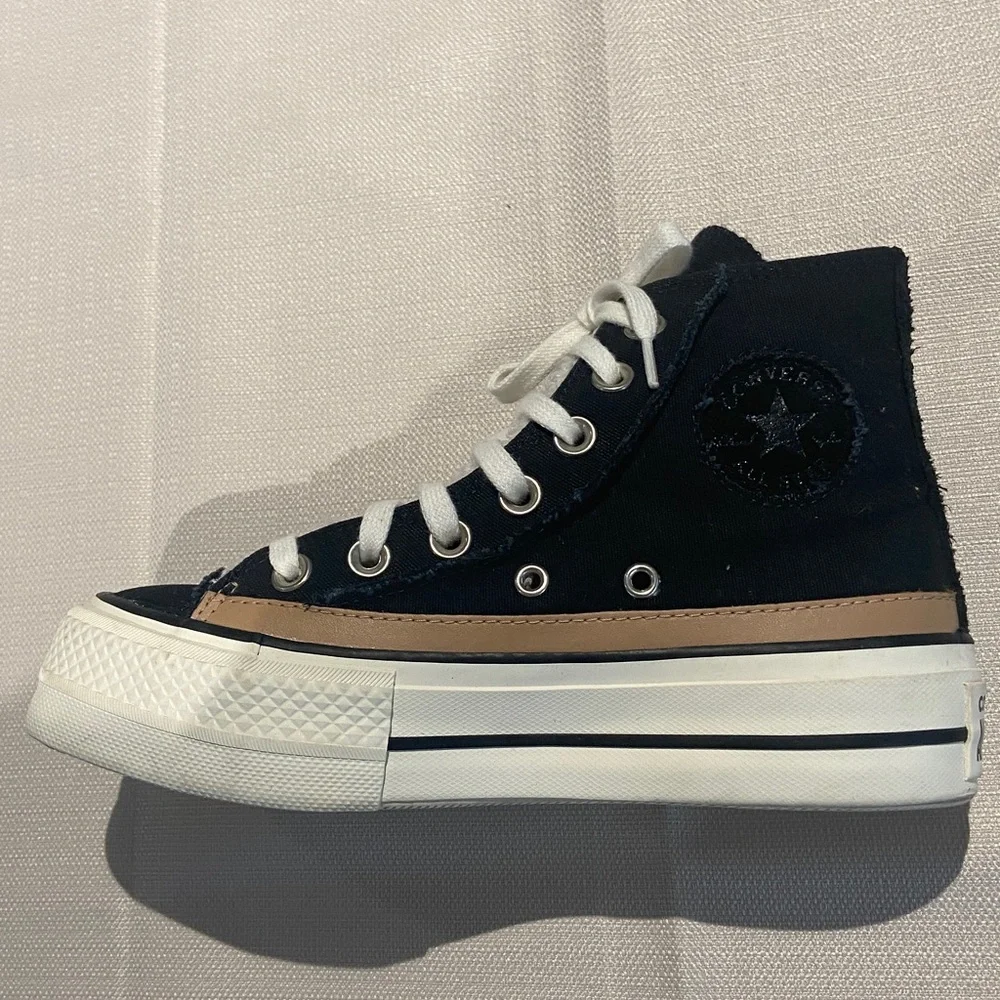 Converse All Star Black and White Women’s High-Tops Platform Sneakers. Size 5.